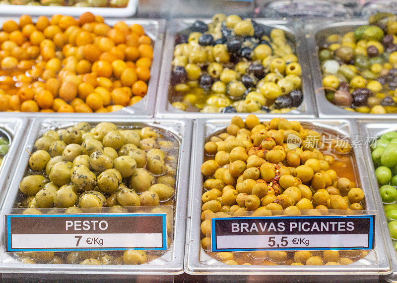 在西班牙巴伦西亚的中央市场(Mercado Central)，辣味Bravas和香蒜酱橄榄